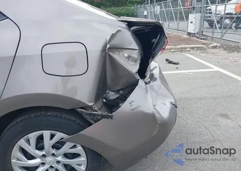 2018 Toyota Corolla Le z USA, uszkodzony, nr VIN 5YFBURHE3JP792041